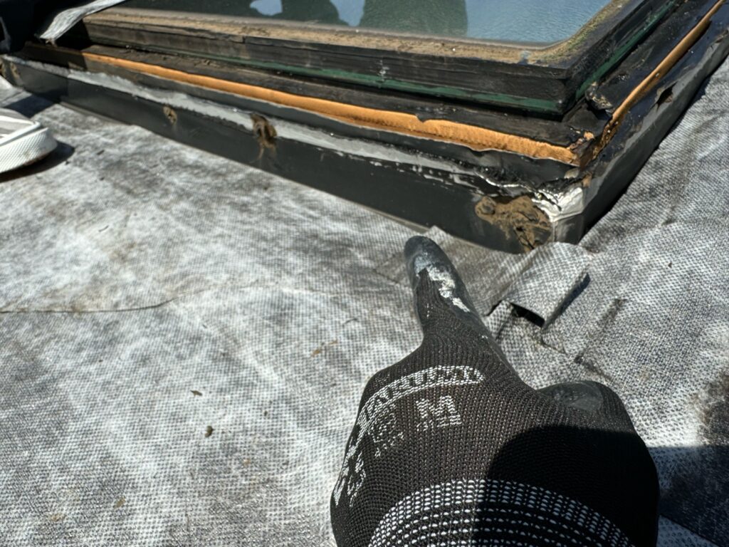 既存のトップライト撤去<br />
（下地の木がボロボロに腐っていました。）