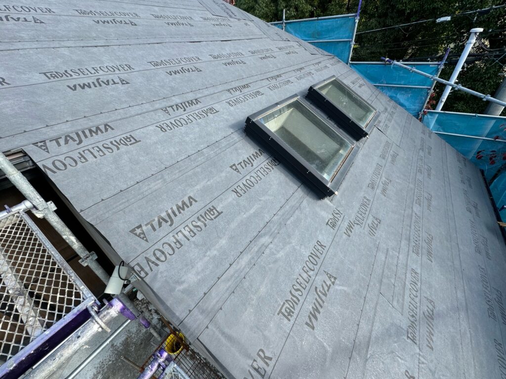 防水シート取り付け（大屋根）<br />
（ビスを使用しない、粘着タイプを使用しました。）<br />
※防水シートは雨漏れを防ぐための重要な役割です。