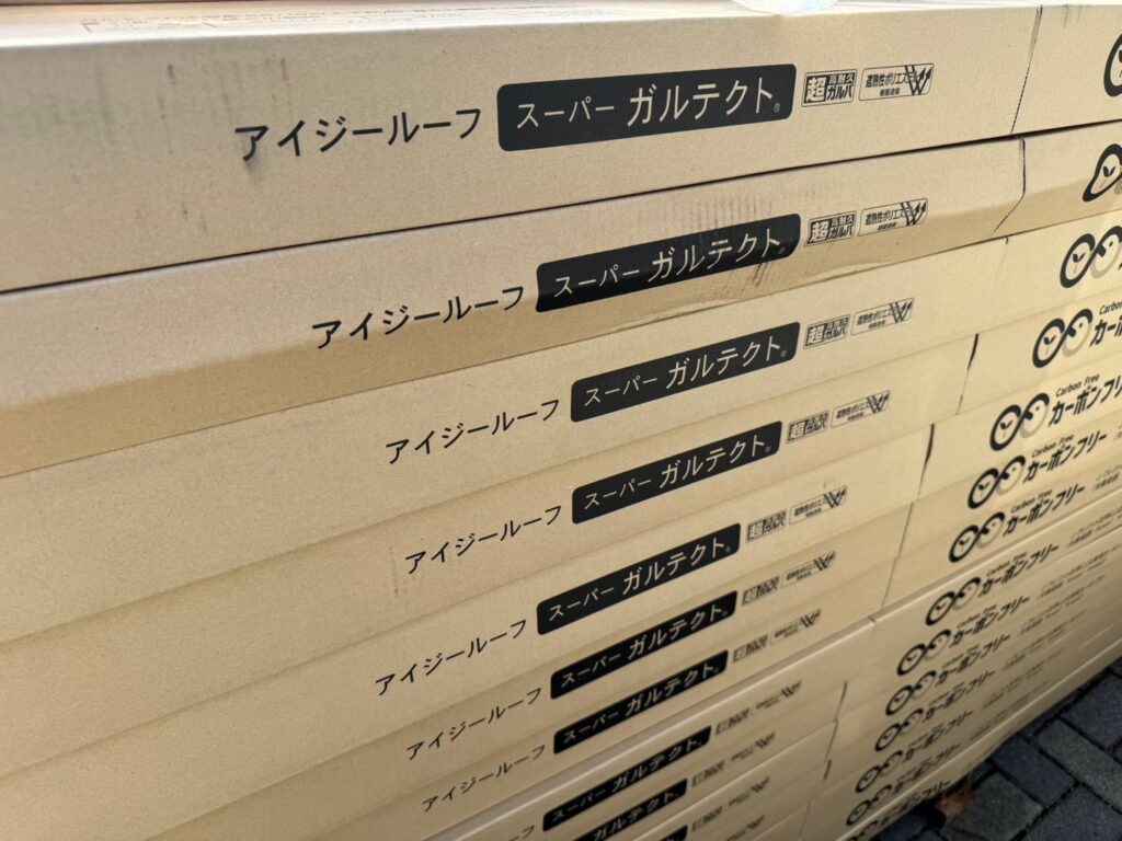 屋根本体使用材料<br />
←スーパーガルテクト<br />
（色：Sシェイドチャコール）