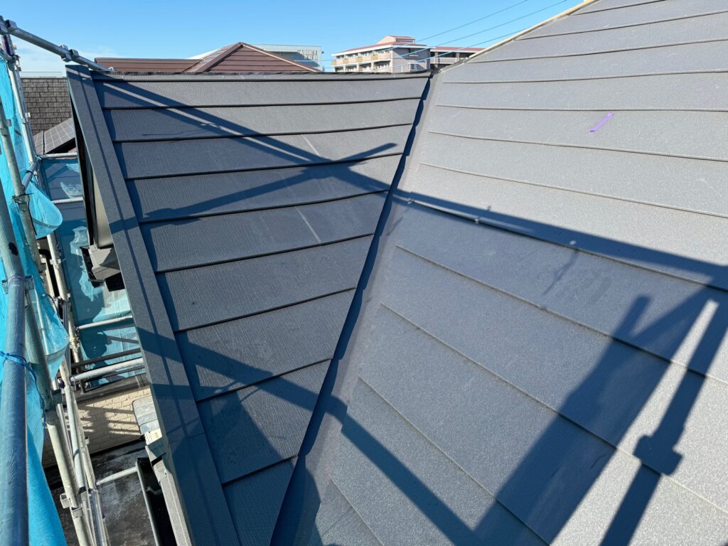 屋根本体取り付け（大屋根）<br />
<br />
※下から上に屋根本体を貼っていきます。