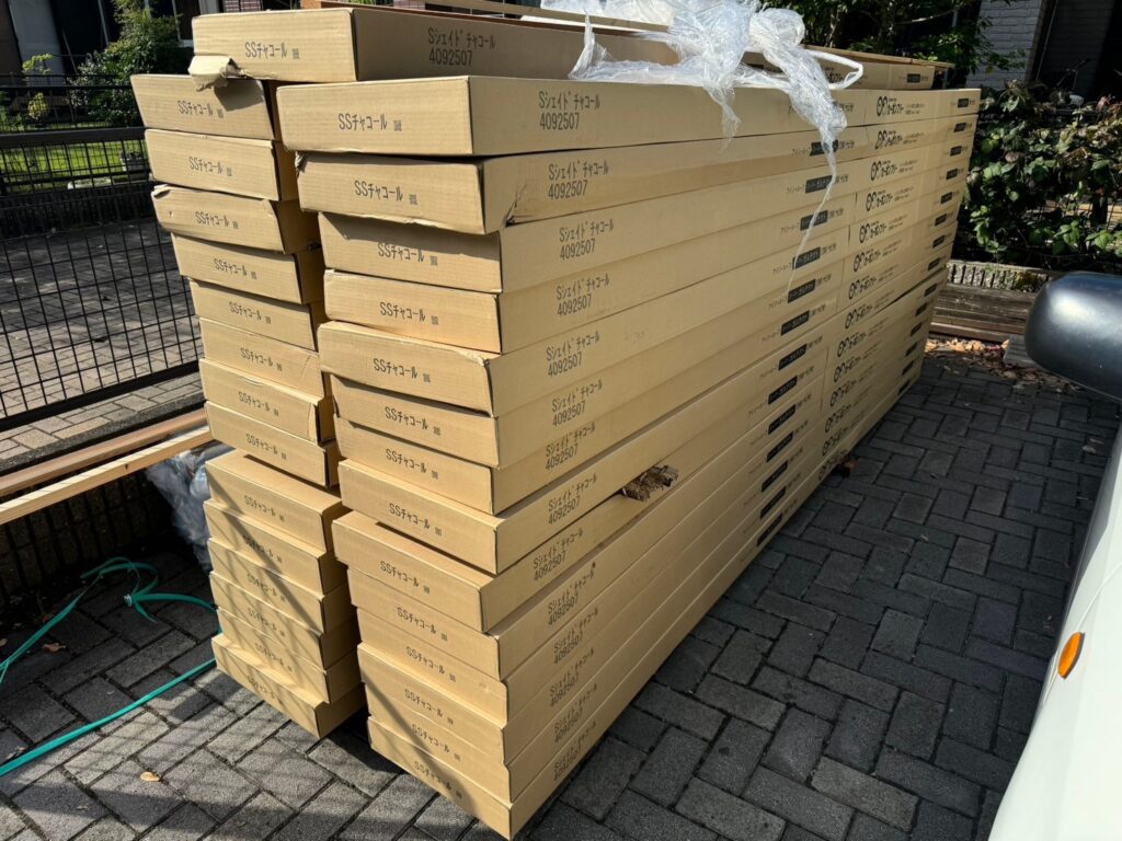 屋根本体使用材料<br />
←スーパーガルテクト<br />
（色：Sシェイドチャコール）