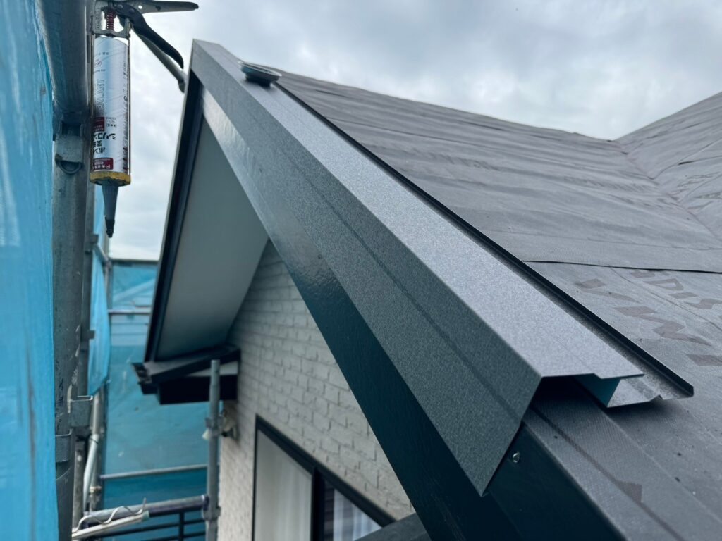 ケラバ板金取り付け<br />
（破風板に付ける板金です。）