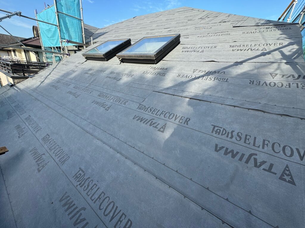 防水シート取り付け（大屋根）<br />
（ビスを使用しない、粘着タイプを使用しました。）<br />
※防水シートは雨漏れを防ぐための重要な役割です。