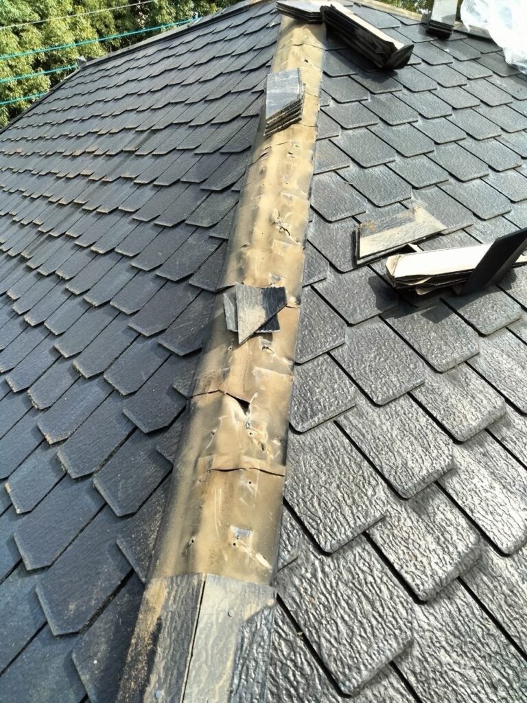 既存の棟板金撤去<br />
（役物撤去）<br />
<br />
