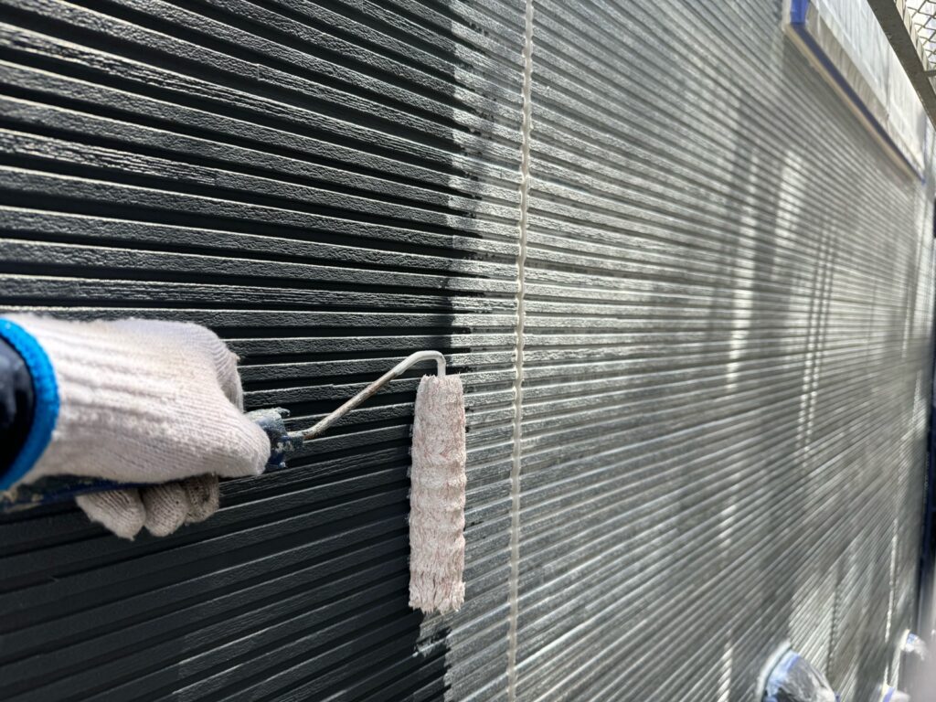 外壁下塗り（白色）<br />
<br />
※密着性の高い、水性2液難付着対応シーラーを使用しました。）