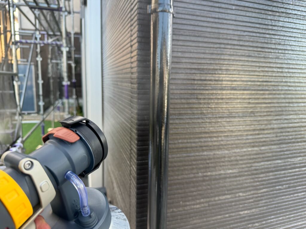 光触媒トップコーティング<br />
（耐候性と美観性を底上げしてくれるコーテイング材です。）