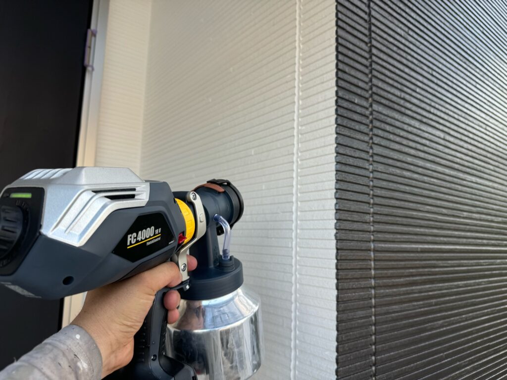 光触媒トップコーティング<br />
（耐候性と美観性を底上げしてくれるコーテイング材です。）