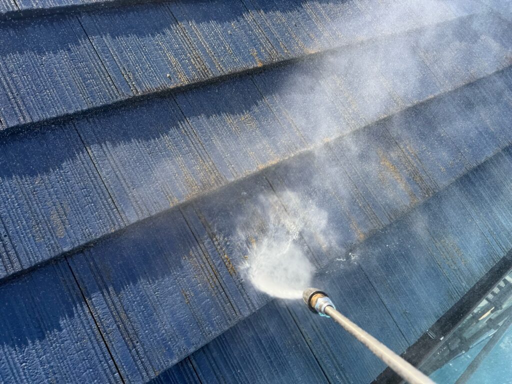 屋根洗浄<br />
（表面のコケやカビをしっかり落としました。）