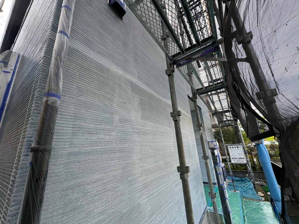 外壁下塗り（白色）<br />
<br />
※密着性の高い、水性2液難付着対応シーラーを使用しました。）