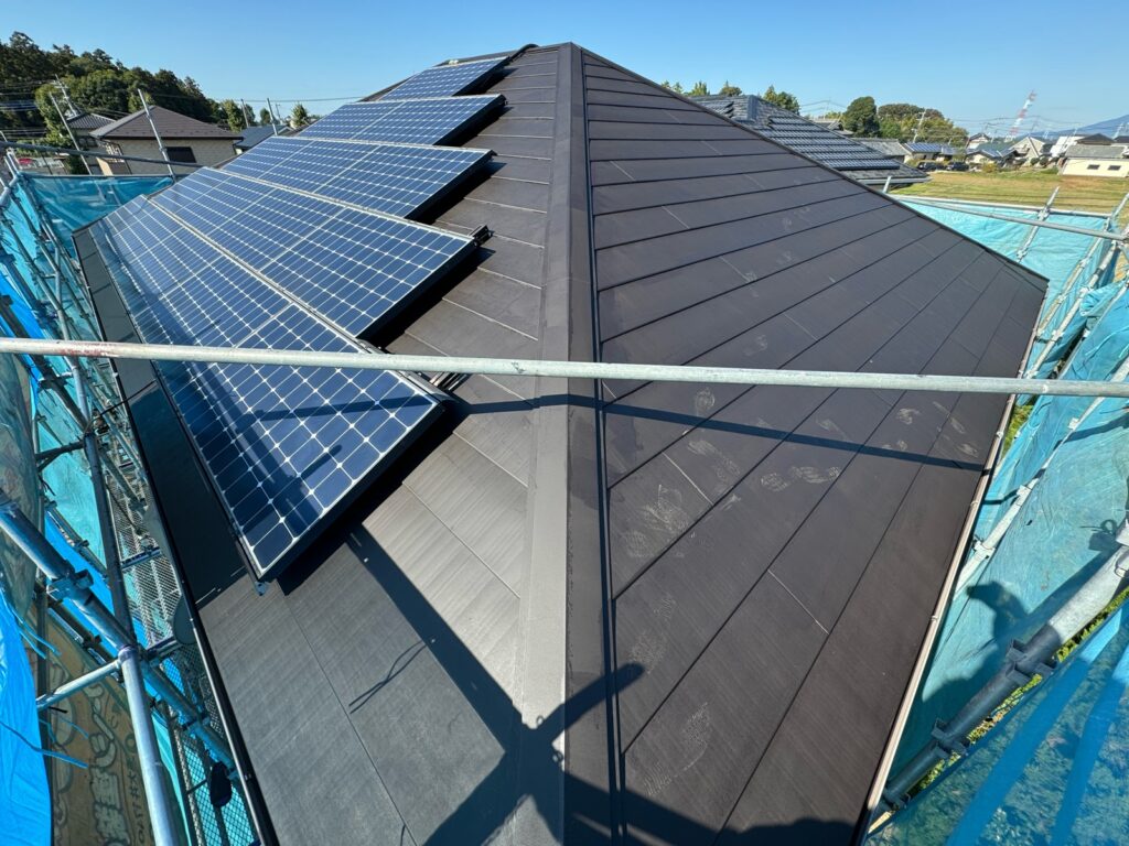 屋根下塗り　完了<br />
（さび止め）<br />
これで既存の屋根と上塗り材を繋ぐ下地が完成です。