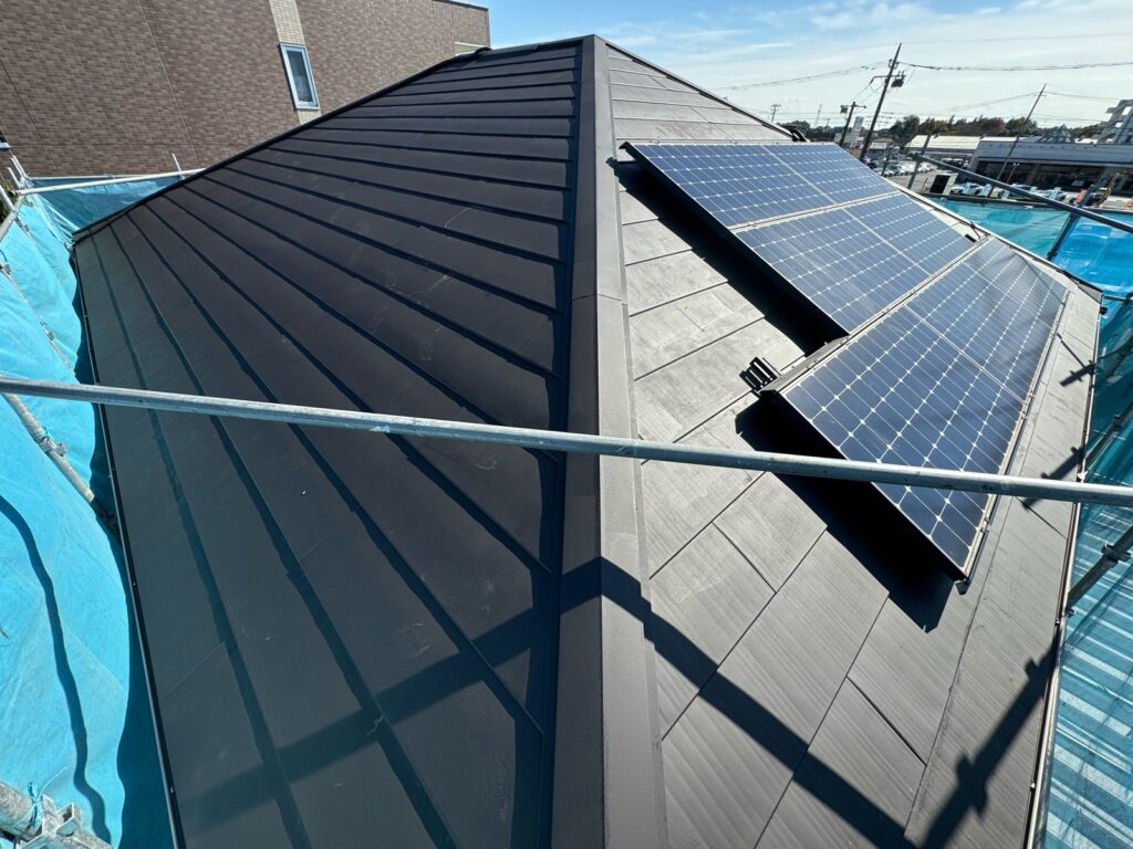 屋根下塗り　完了<br />
（さび止め）<br />
これで既存の屋根と上塗り材を繋ぐ下地が完成です。