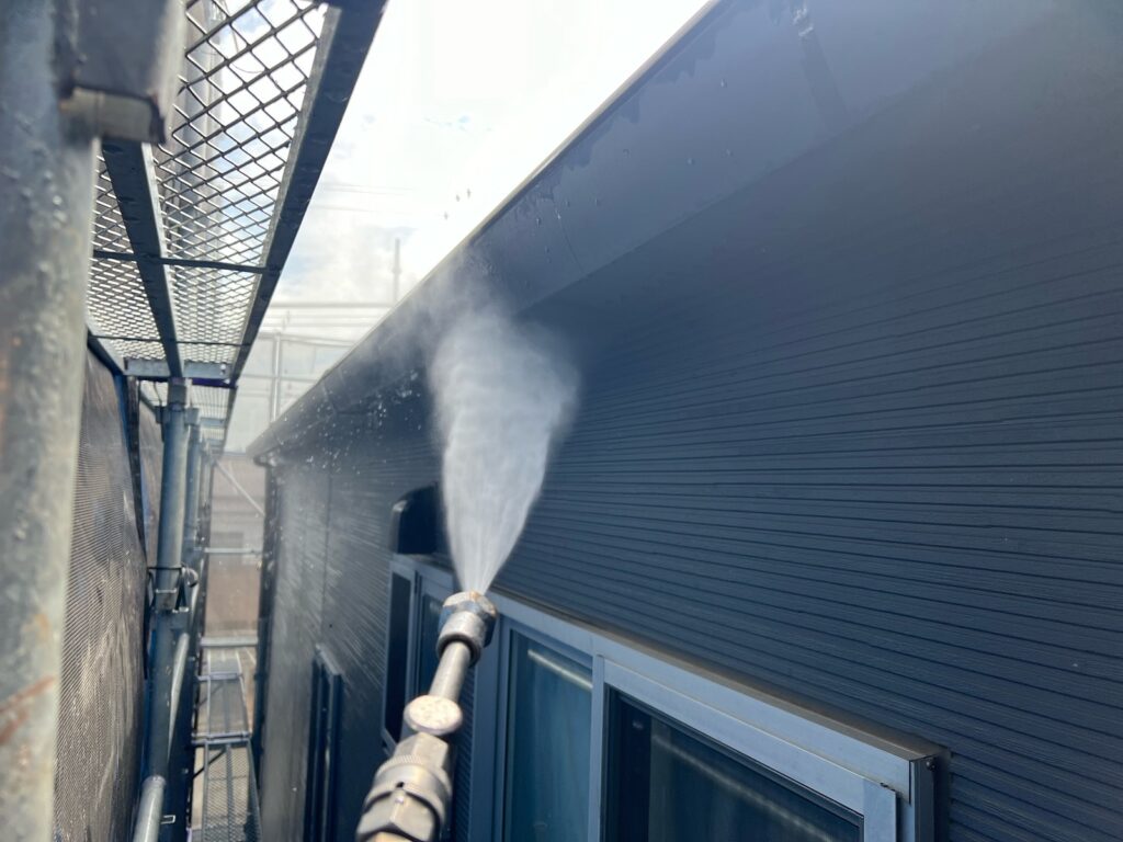 外壁：高圧洗浄<br />
（表面のコケやカビをしっかりと落としました。）