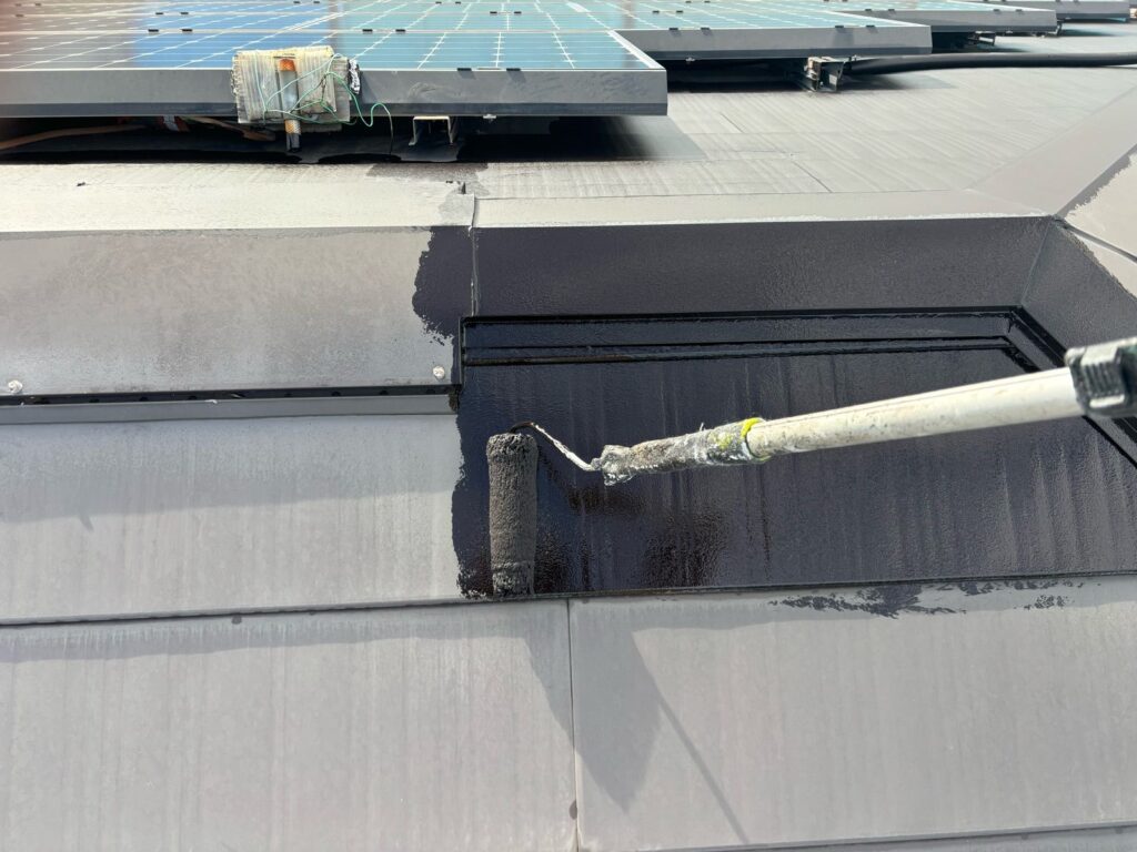 屋根下塗り<br />
（さび止め）<br />
密着性の高い、2液エポキシ系のさび止めを使用しました。