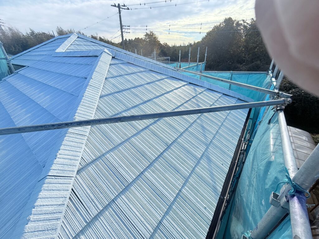 大屋根下塗り（完了）<br />
※真っ白く仕上がっていますので下塗りがしっかりと効いています。