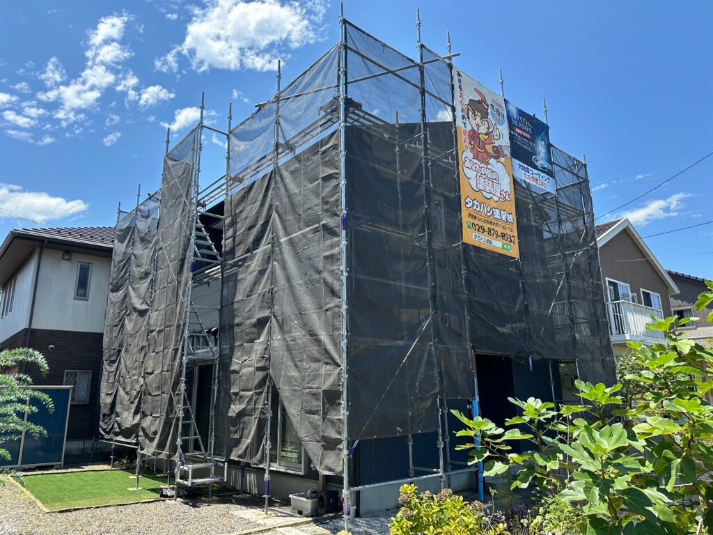 足場組立<br />
（塗料が飛散しないようにメッシュシートをしっかりと貼りました。）