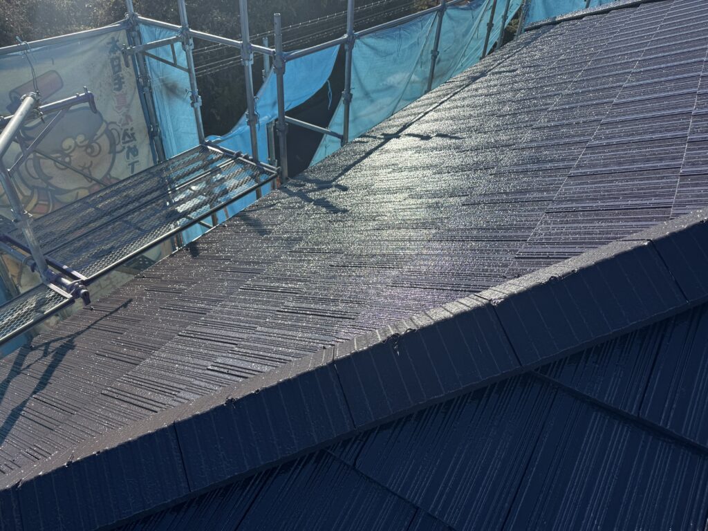 屋根中塗り（完了）<br />
※下塗りがしっかりと効いていますので、中塗りの時点で艶がすごいです。