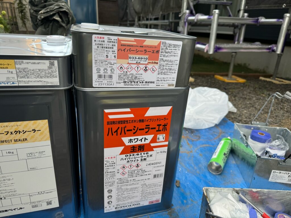 使用材料<br />
←屋根下塗り材料<br />
（油性2液難付着シーラーです。）