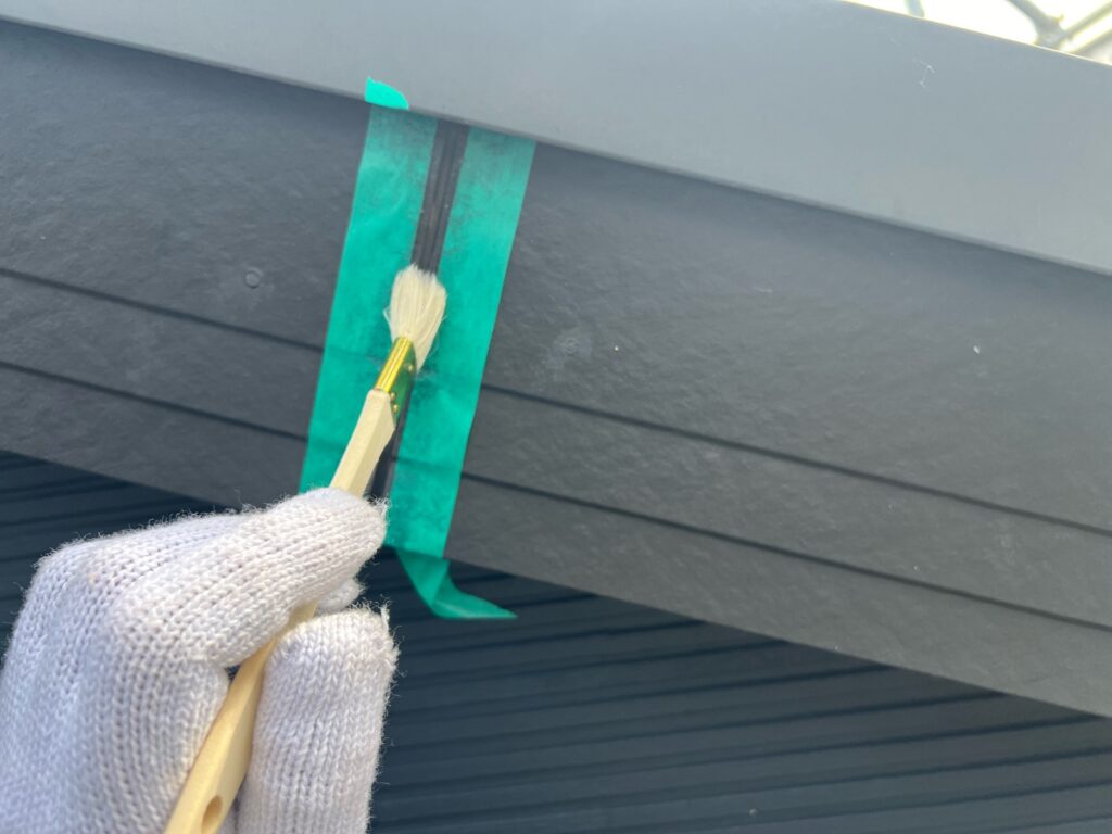 破風板の繋ぎ目：プライマー塗布<br />
（外壁とコーキングを密着させる為の接着剤です。とても重要な工程です。）<br />
※破風板の繋ぎ目もしっかりとコーキングを行います。
