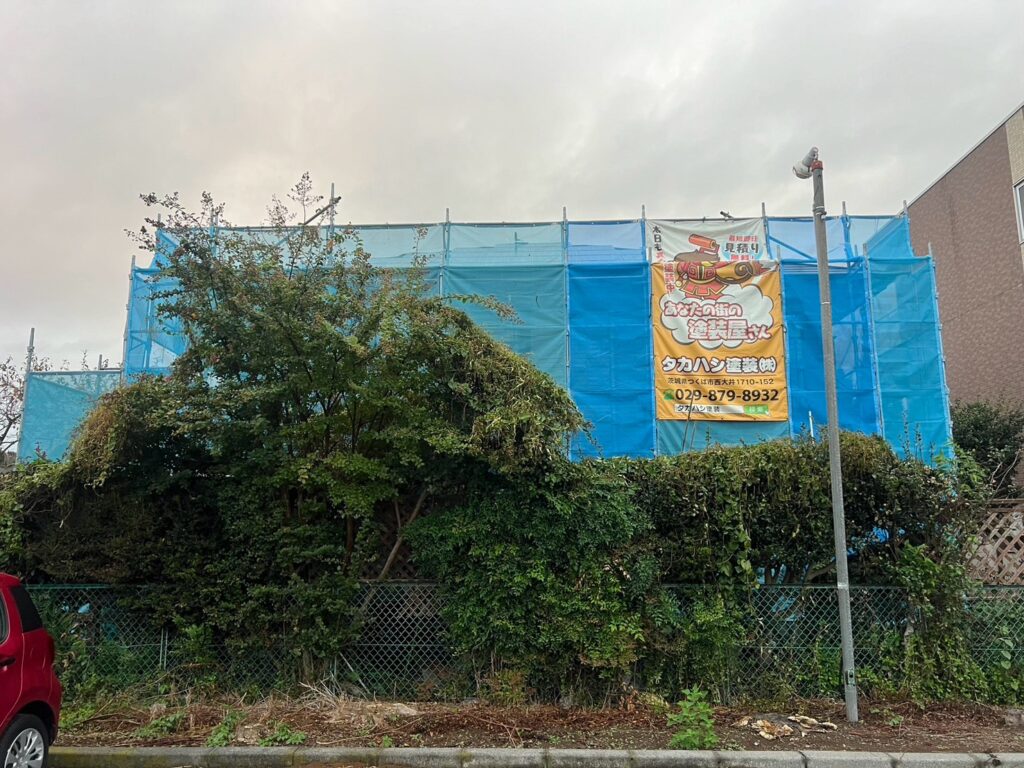 足場組立<br />
（塗料が飛散しないようにメッシュシートもしっかりとはりました）