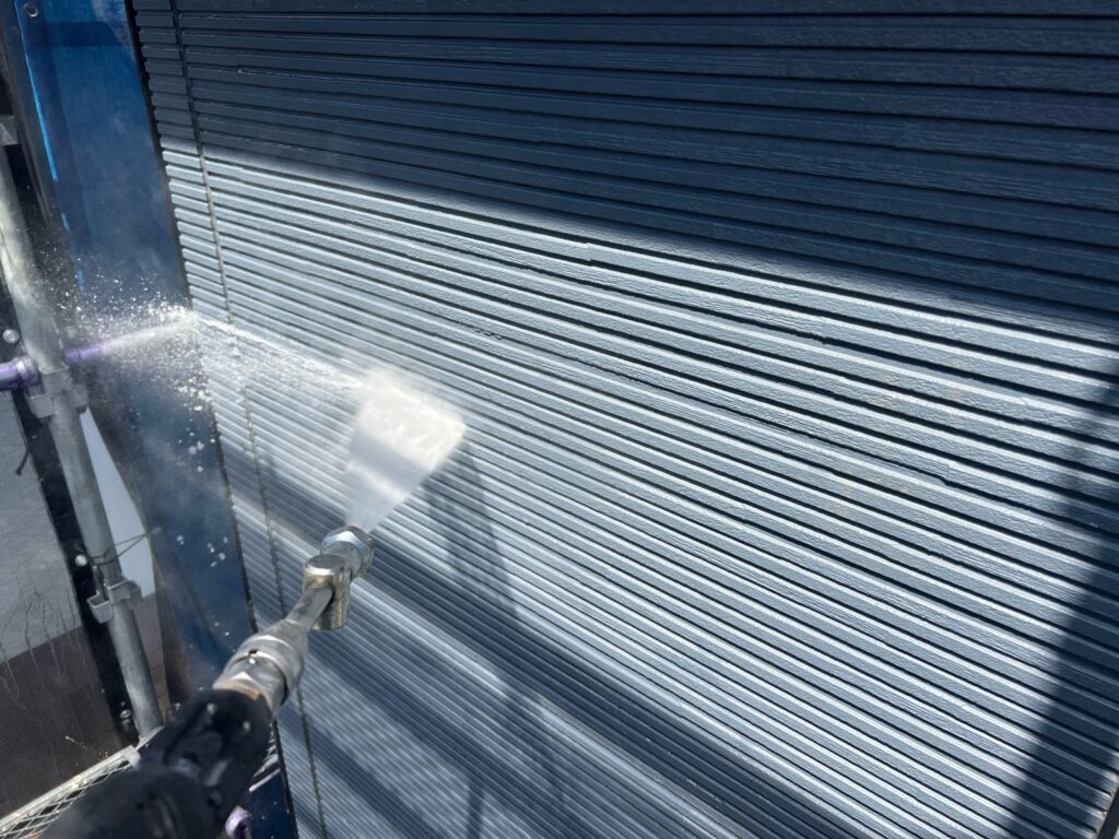 外壁：高圧洗浄<br />
（表面のコケやカビをしっかりと落としました。）