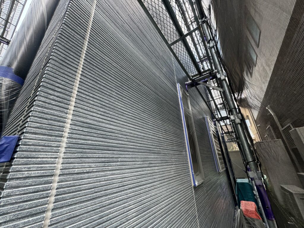 外壁下塗り（白色）<br />
<br />
※密着性の高い、水性2液難付着対応シーラーを使用しました。）