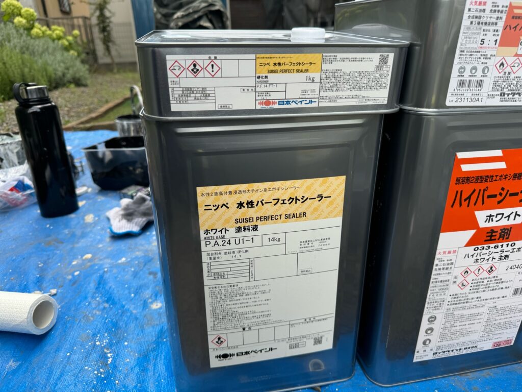 使用材料<br />
←外壁下塗り材料<br />
（水性2液難付着対応シーラー）