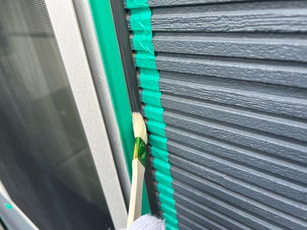 窓周りコーキング：プライマー塗布<br />
（外壁とコーキングを密着させる為の接着剤です。とても重要な工程です。）