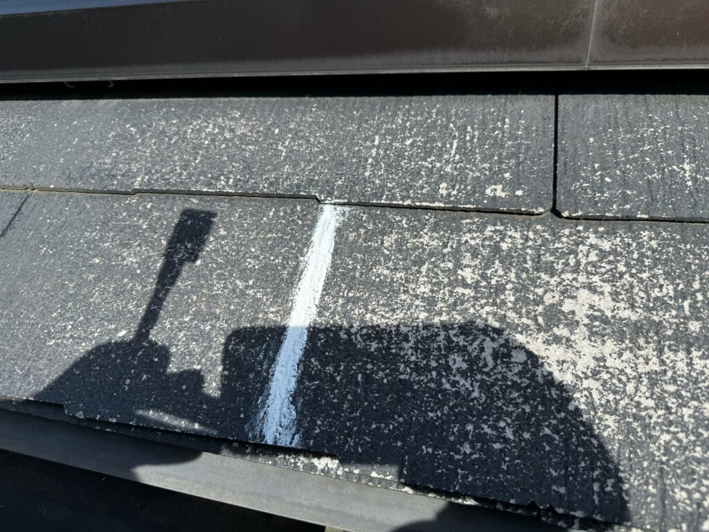 屋根のひび割れ補修<br />
（下地補修）