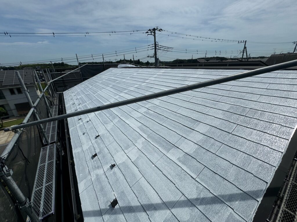 下塗り１回目（完了）<br />
（傷みが激しく、下塗りが吸い込まれてしまい色が薄いです。これでは下塗りが効いていません。）