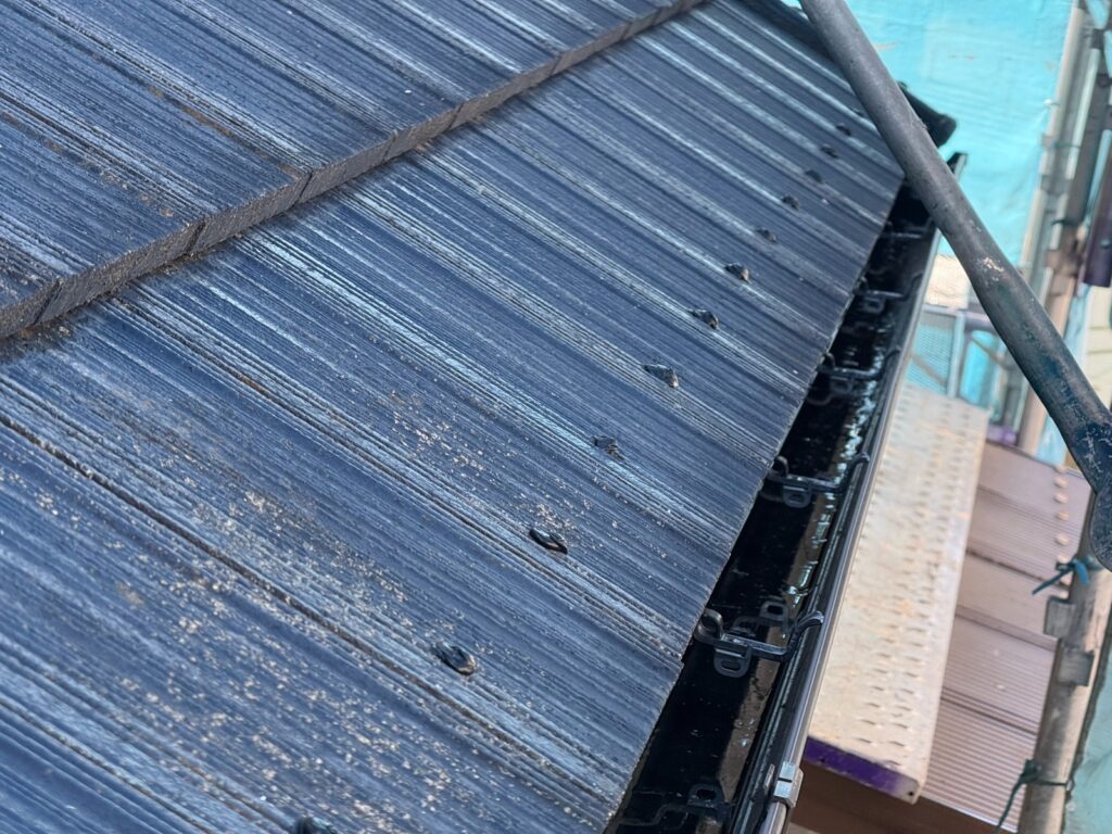 瓦の釘補修<br />
（※瓦を止めている釘の上にコーキングにて防水処理を行いました。これは雨が入らないようにする為と、釘が抜けてこないようにする為です。）