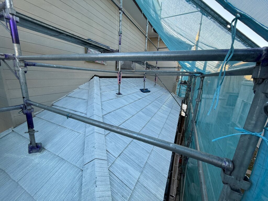 下屋根下塗り（完了）<br />
※真っ白く仕上がっていますので下塗りがしっかりと効いています。