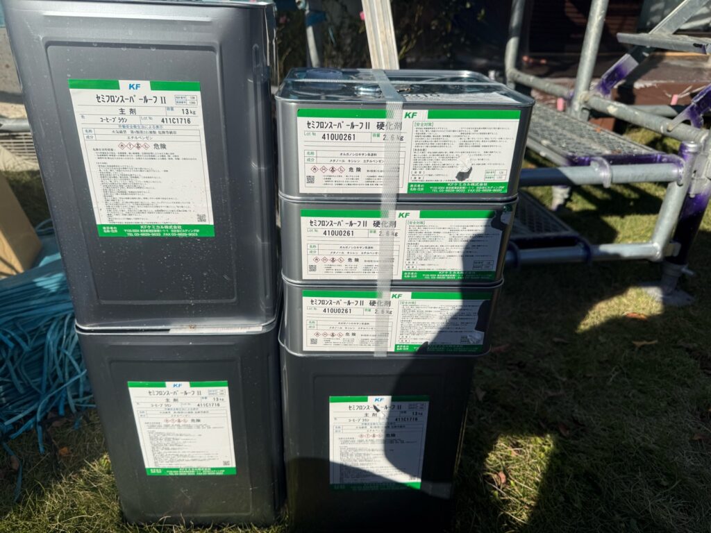 使用材料<br />
←屋根上塗り材料<br />
（無機塗料）