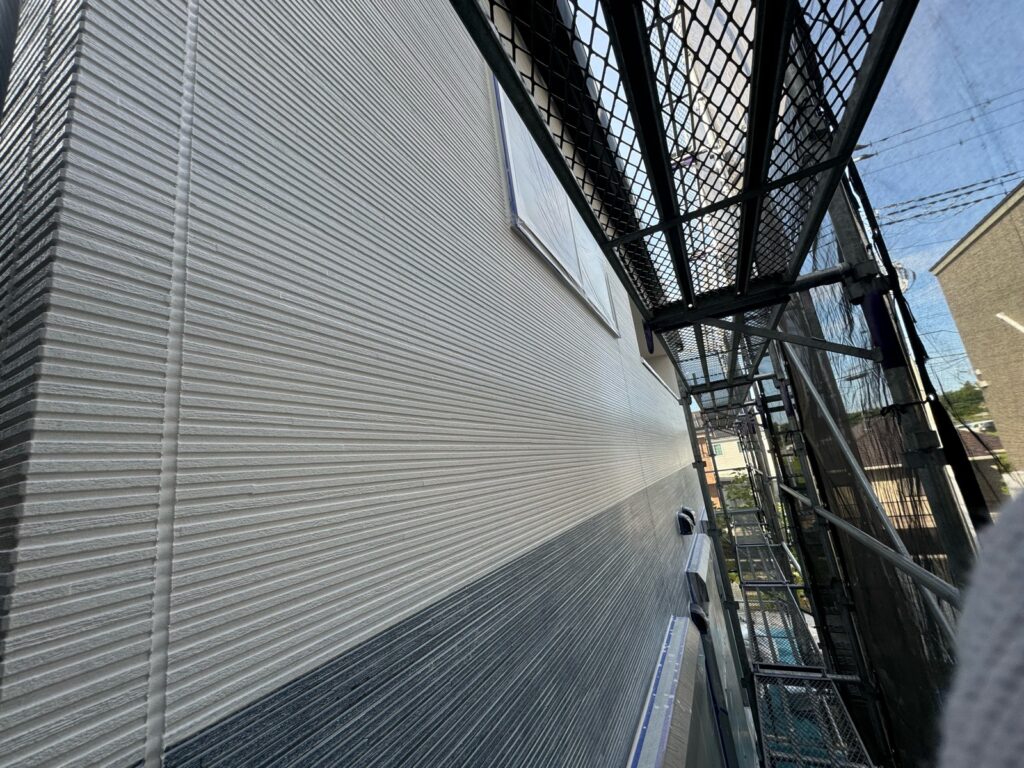 外壁中塗り（完了）<br />
（色：N90）