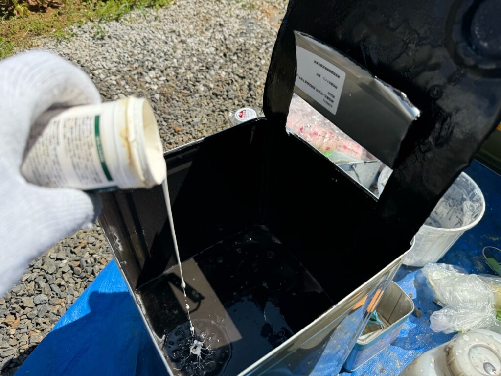 2000種の菌に対応添加剤投入<br />
（上塗り塗料と混ぜることにより、カビ・藻類に強くなります。）