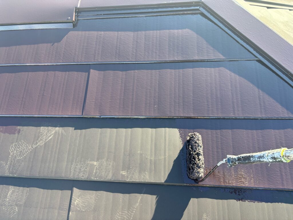 屋根中塗り<br />
（1回目の塗装になります。