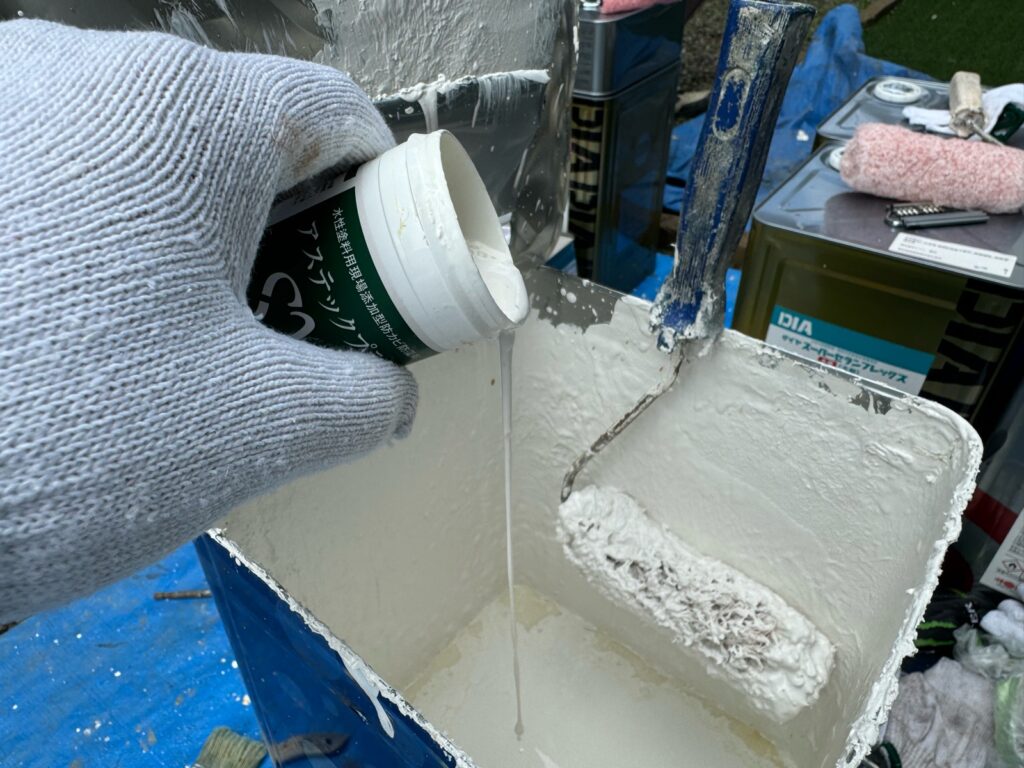 2000種の菌に対応添加剤投入<br />
（上塗り塗料と混ぜることにより、カビ・藻類に強くなります。）