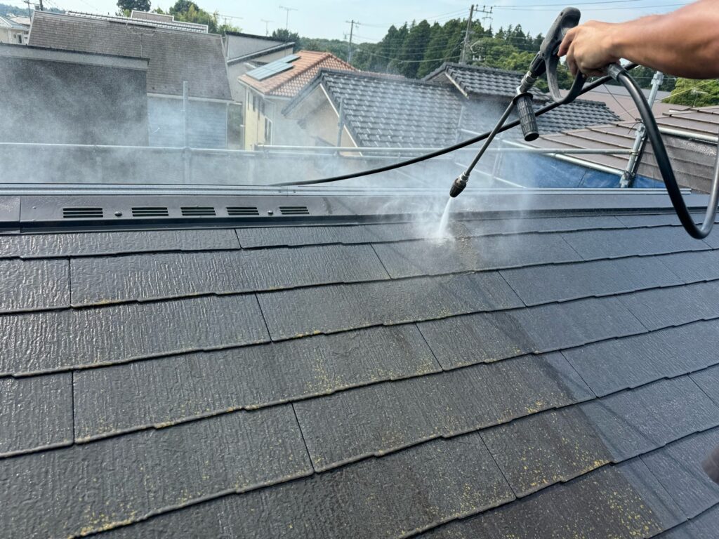 屋根：高圧洗浄<br />
（表面のコケやカビをしっかり落としました。）