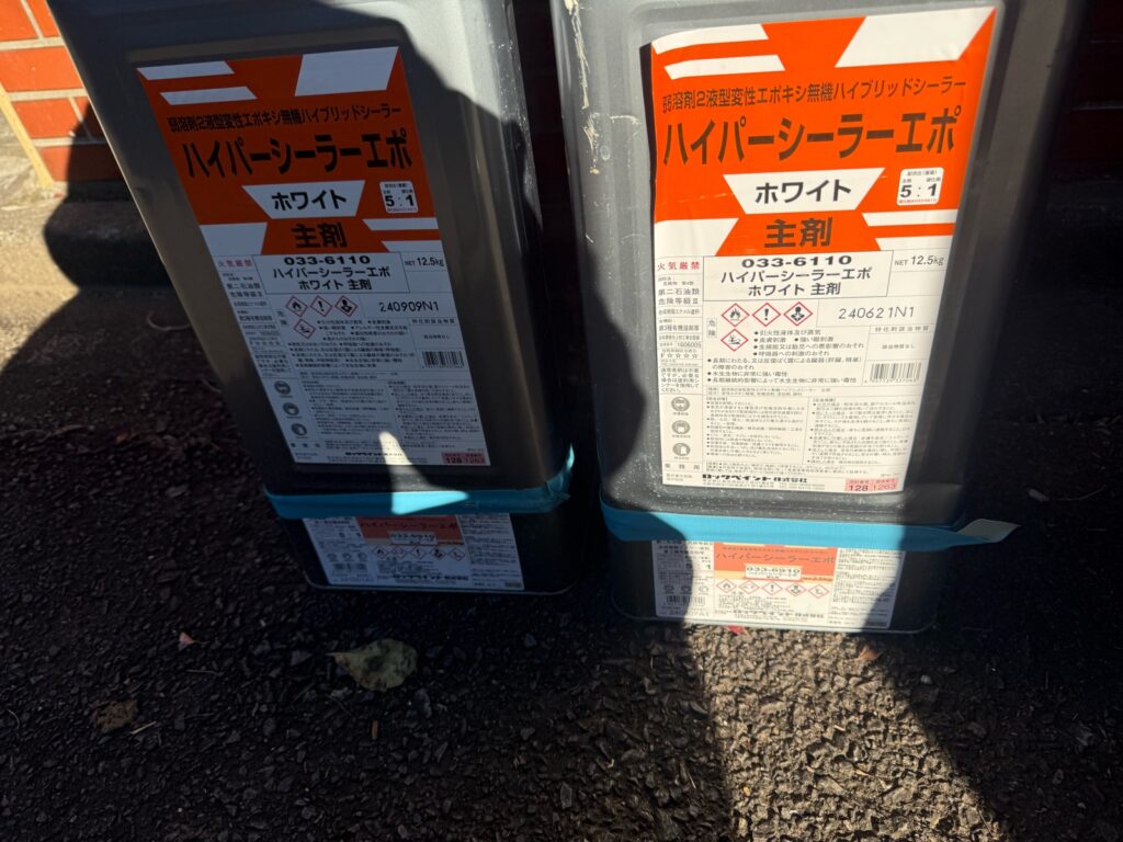 使用材料<br />
←屋根下塗り材料<br />
（一般的な塗料よりも、密着力が強い下塗り材を使用しました。）