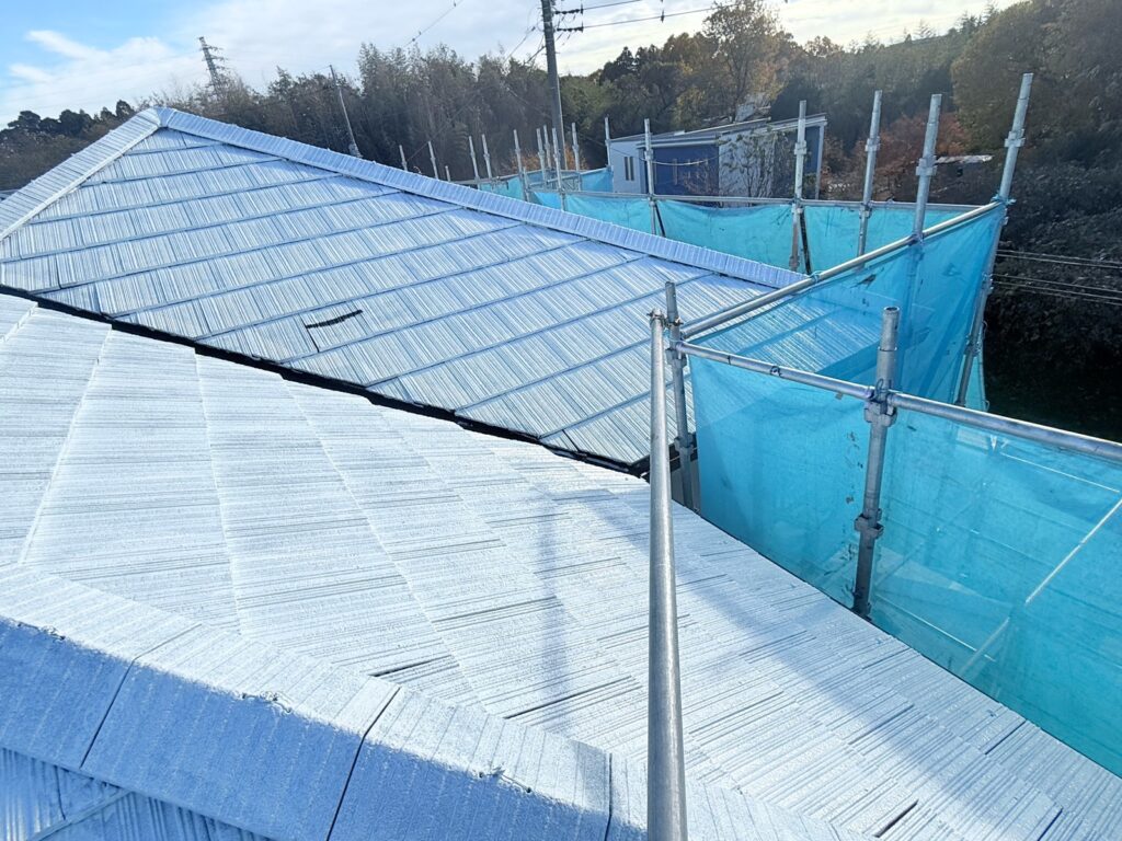 大屋根下塗り（完了）<br />
※真っ白く仕上がっていますので下塗りがしっかりと効いています。