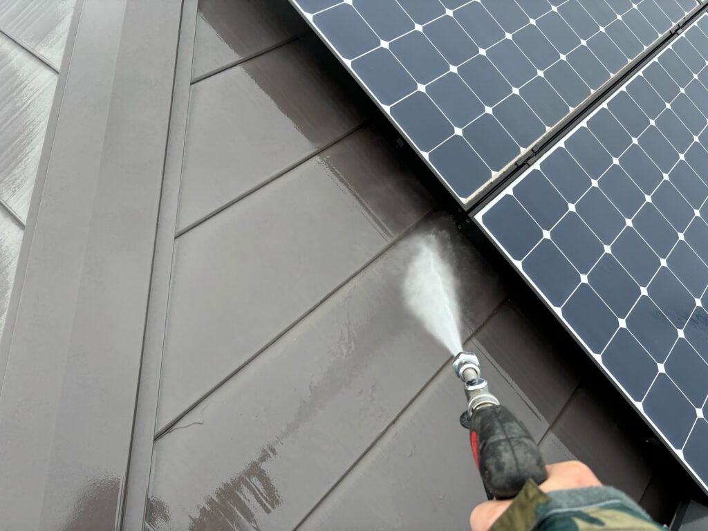 屋根高圧洗浄<br />
（表面の汚れをしっかりと落としました。）