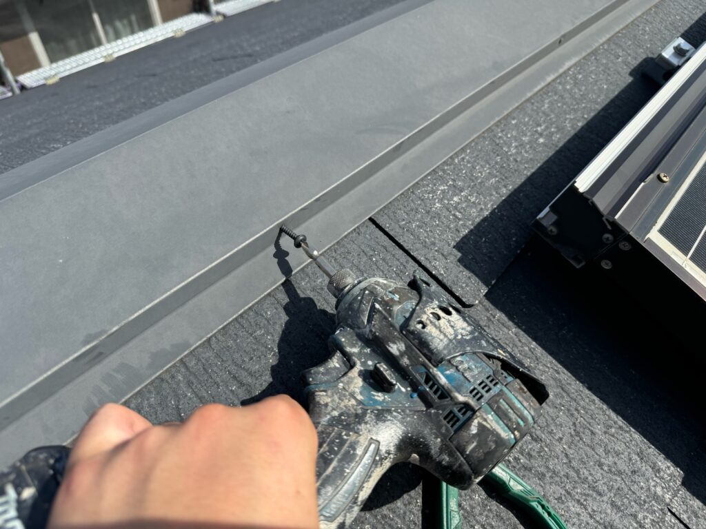 棟板金の補強<br />
（抜けている既存の釘→パッキン付きビスに交換をしました。）