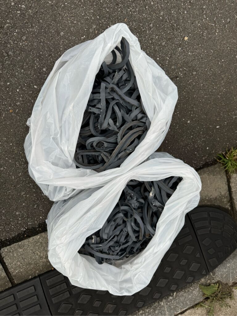 既存のコーキング撤去後