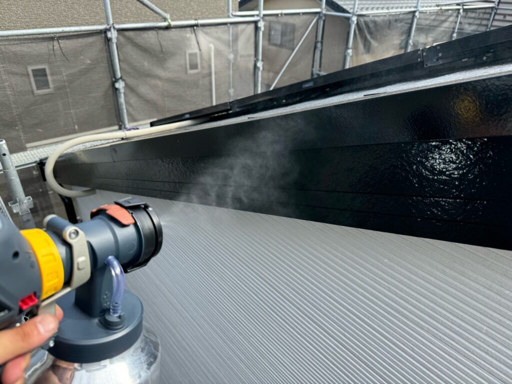 光触媒トップコーティング<br />
（耐候性と美観性を底上げしてくれるコーテイング材です。）