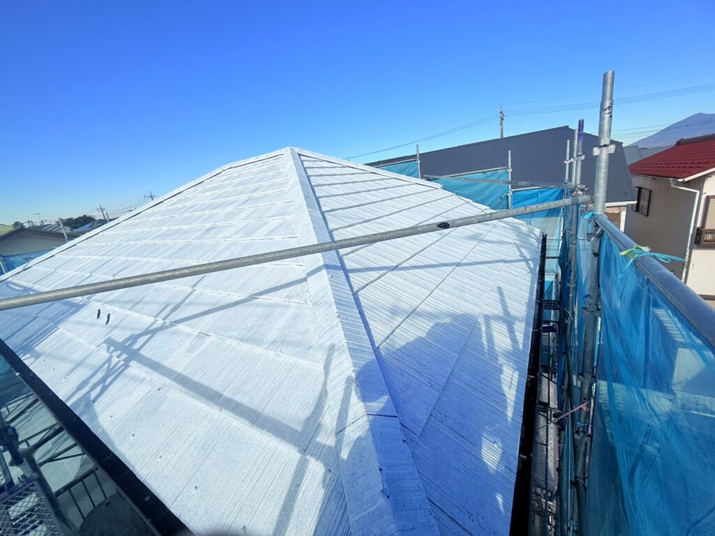 大屋根下塗り（完了）<br />
※真っ白く仕上がっていますので下塗りがしっかりと効いています。