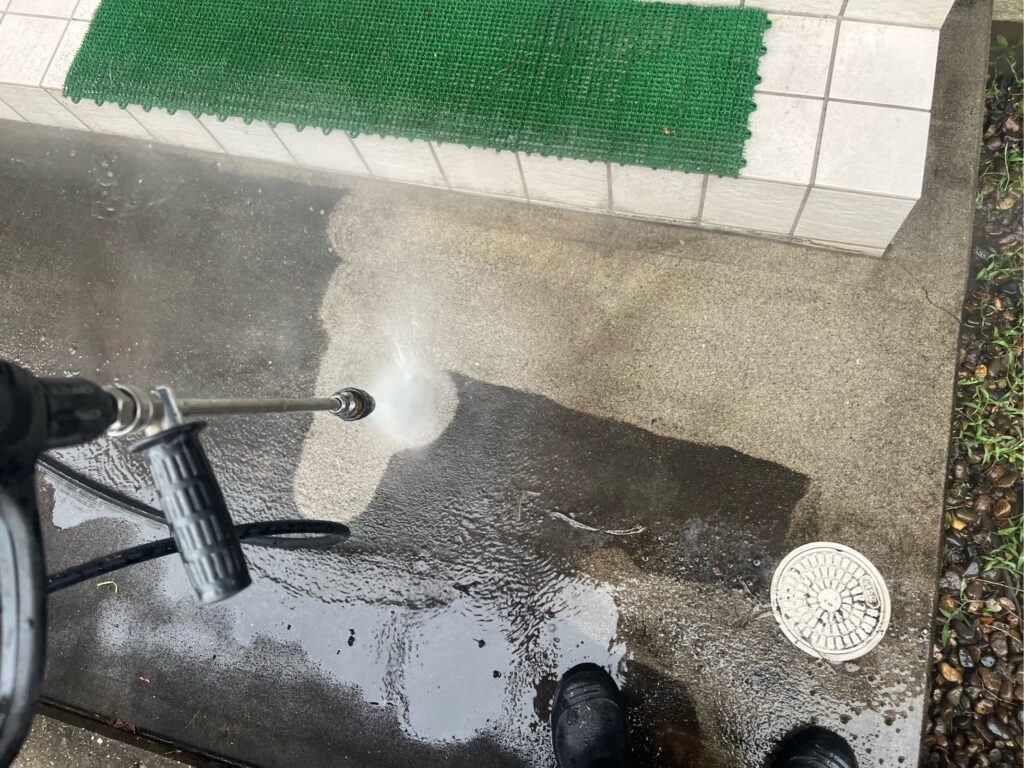 土間コンクリート：高圧洗浄<br />
