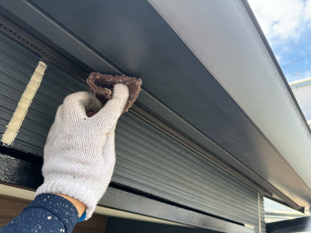 雨樋・鼻隠しケレン<br />
（下地調整）