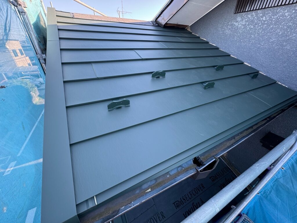 屋根本体取り付け（大屋根）<br />
<br />
※下から上に屋根本体を貼っていきます。