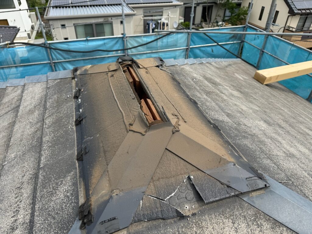 既存の棟板金撤去