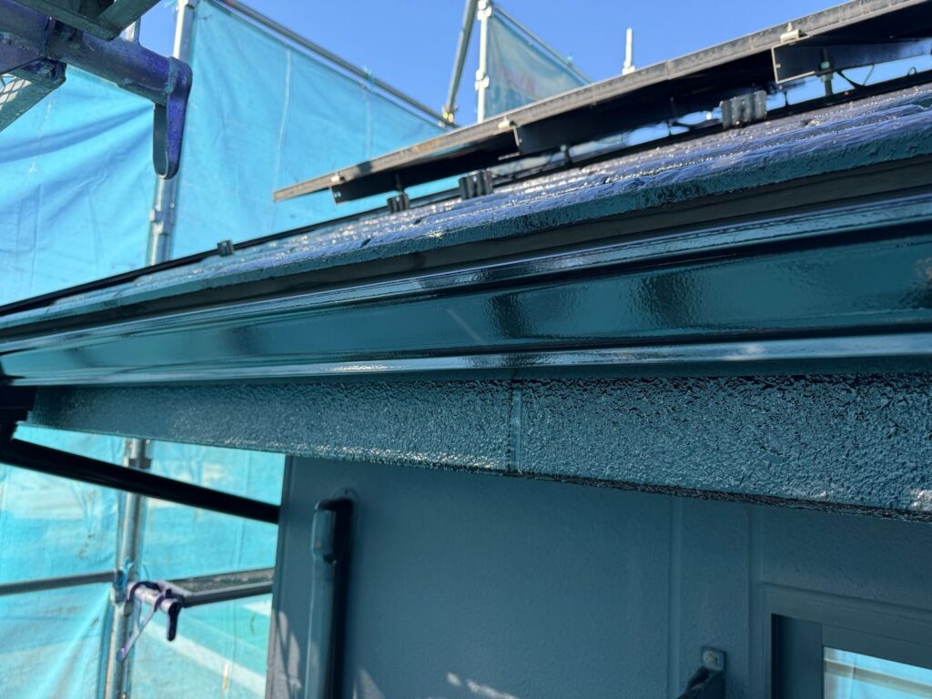 雨樋・鼻隠し上塗り<br />
（完了）