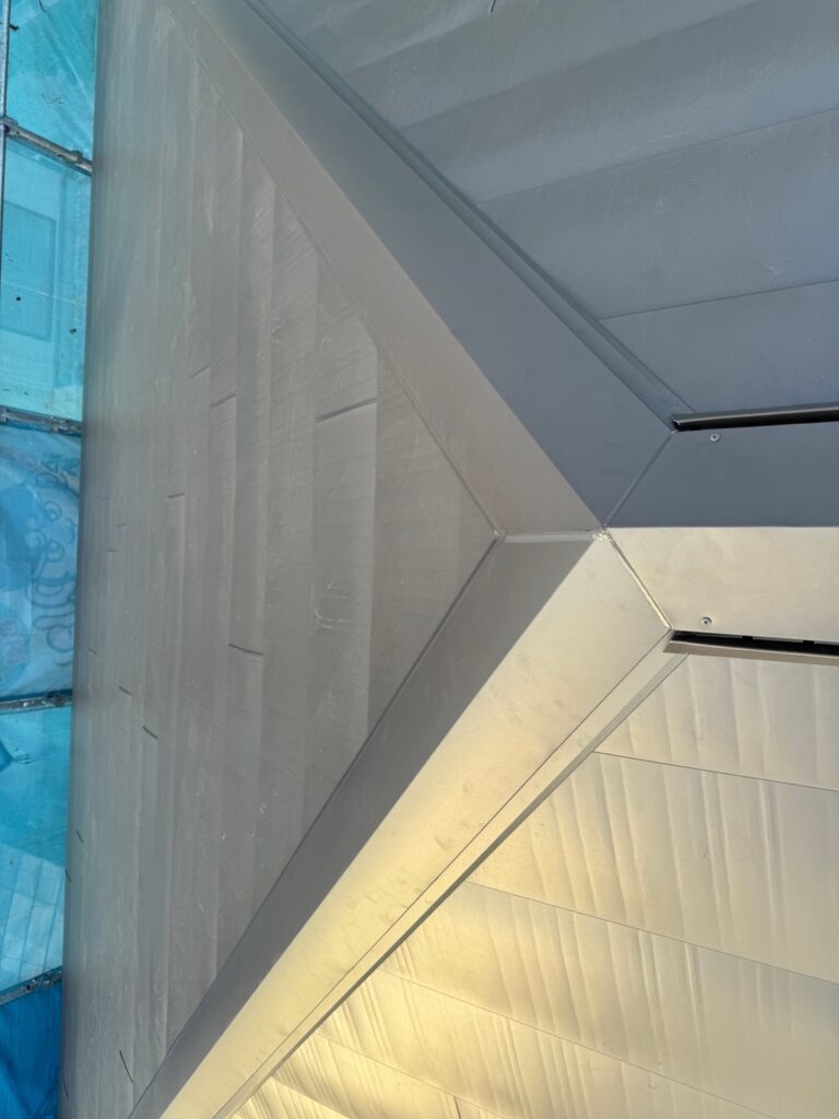 棟板金取り付け<br />
屋根を一番上で押える板金です。